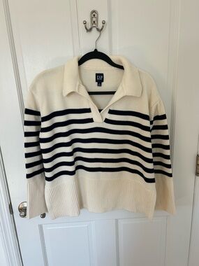 GAP Cream Sweater with Navy Stripes V‑Neck Collar